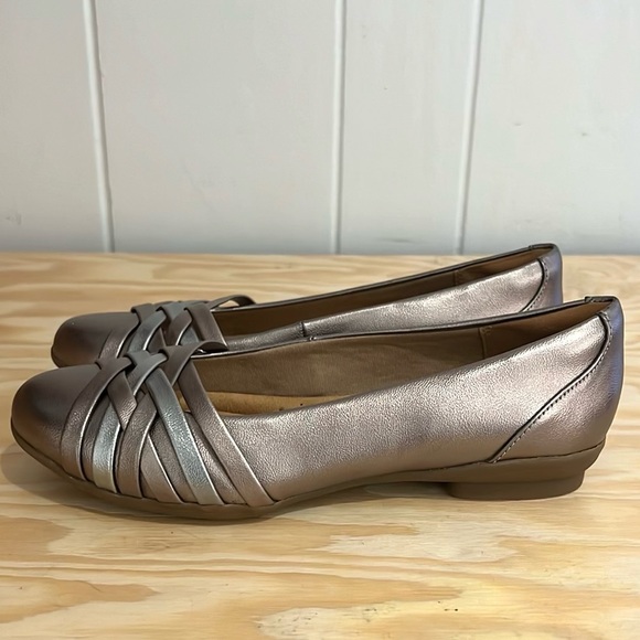 NWOT Clarks Sara Clover Flat - Picture 7 of 16